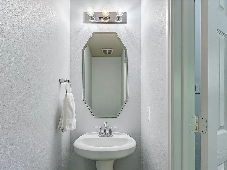 6451 Calgary Woods Ln — Photo 7
