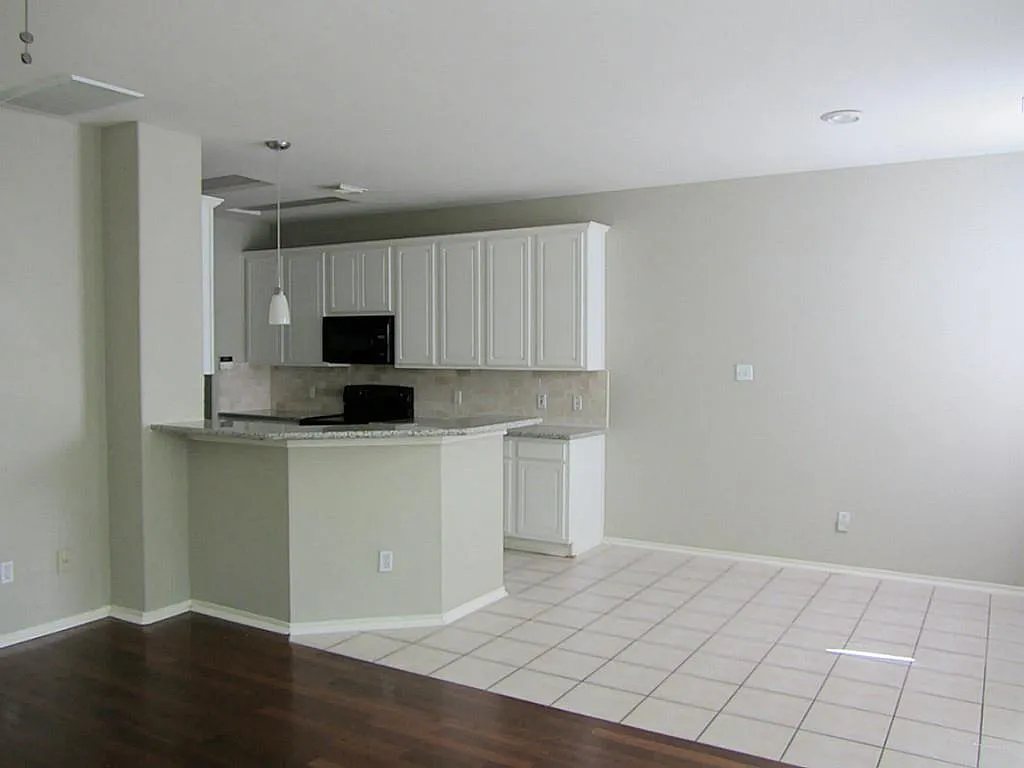 3 bed, 2.5 bath, 1645 sqft, $1,750 — Photo 4