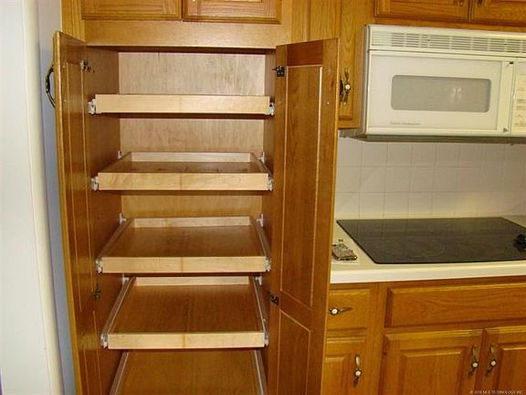 Pantry w/roll out shelves