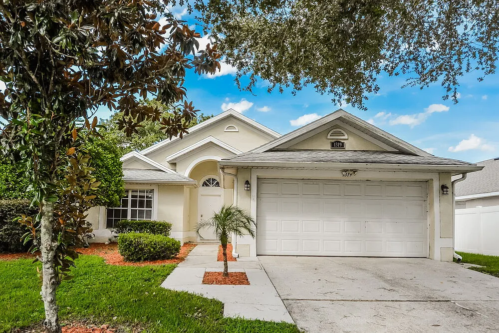 3 bed, 2.0 bath, 1484 sqft, $2,220 — Photo 1