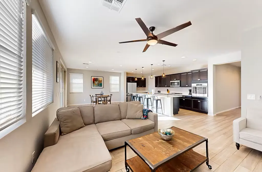 4 bed, 2.5 bath, 2147 sqft, $3,995 — Photo 3