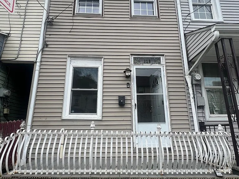318 S 3rd St — Photo 15