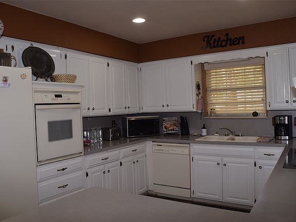 5th image of 8 Town And Country Cir