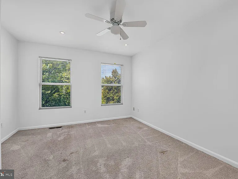 12054 Edgemere Cir — Photo 17