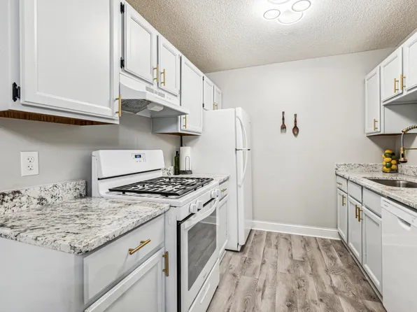 1601 N Innsbruck Dr APT 326, Fridley, MN 55432