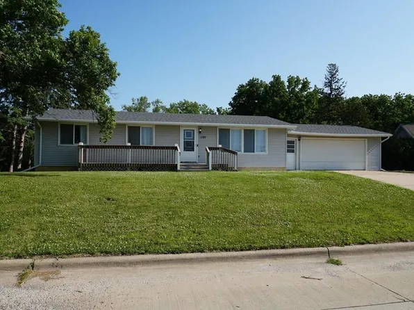 1007 11th St, Charles City, IA 50616