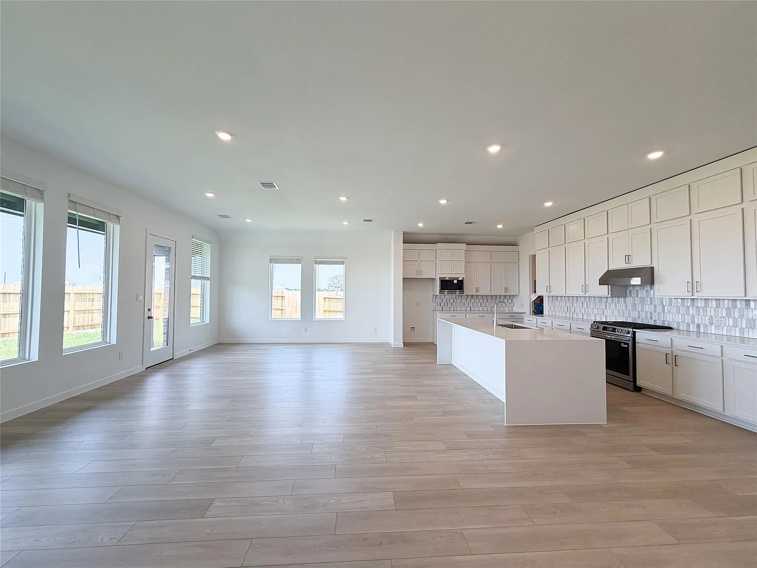 4 bed, 3.0 bath, 2731 sqft, $2,800 — Photo 2