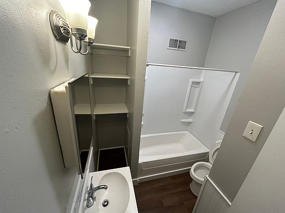 5th image of 1200 S Market St #1202