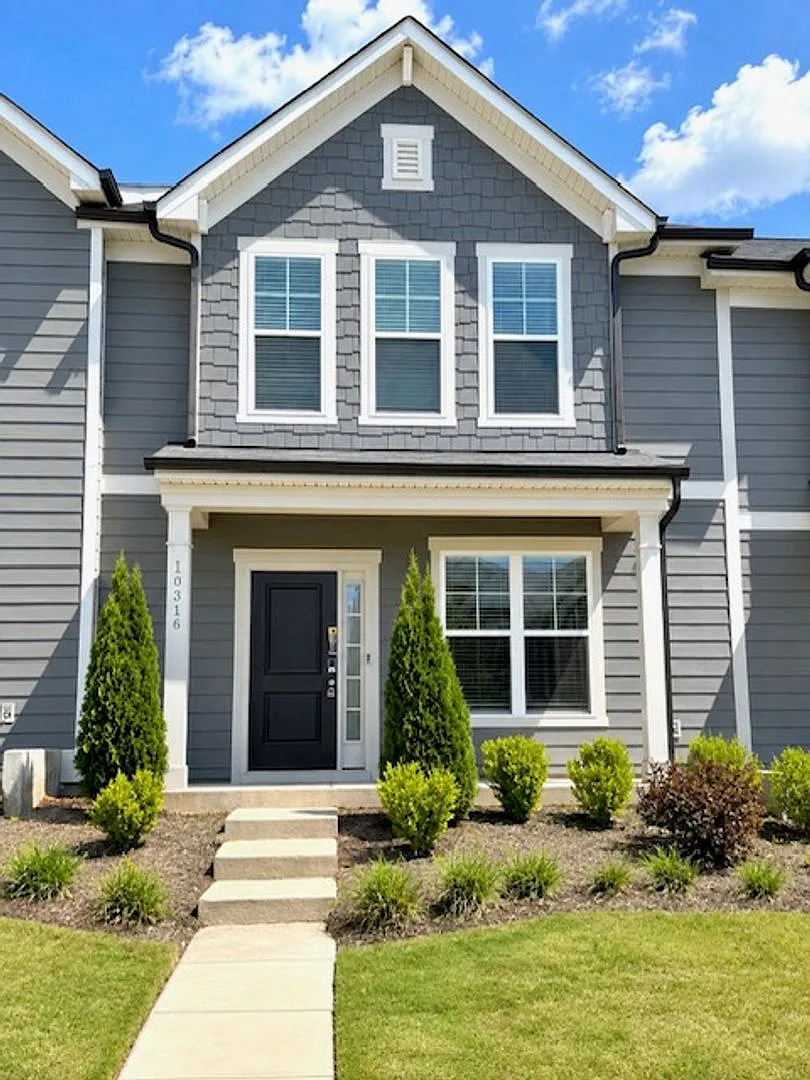 Beautiful 3BR Townhome with Community Pool — Photo 1
