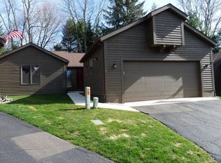 2520 Highpointe Dr, Kalamazoo, MI 49008