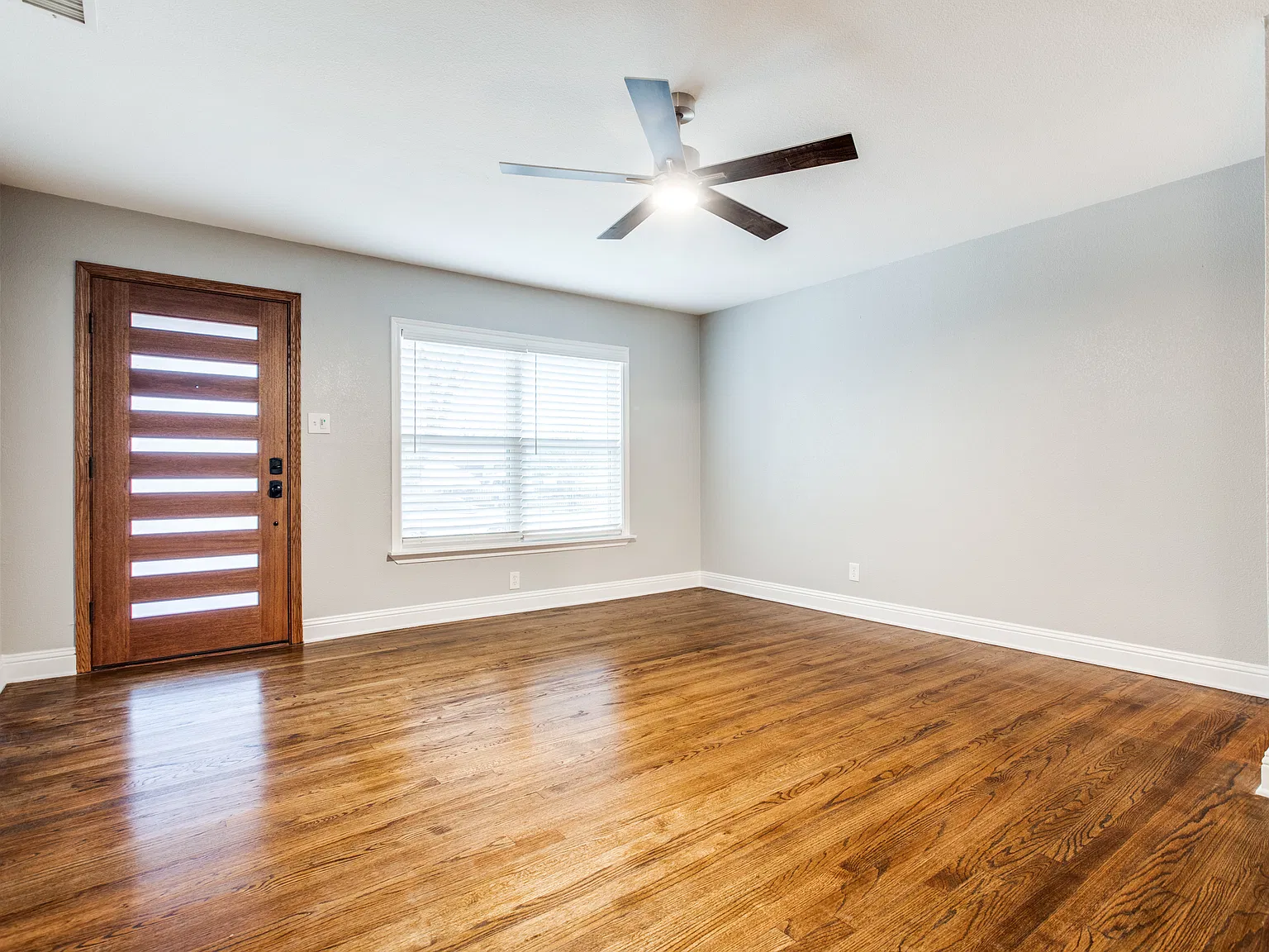 3 bed, 1315 sqft, $2,195 — Photo 2