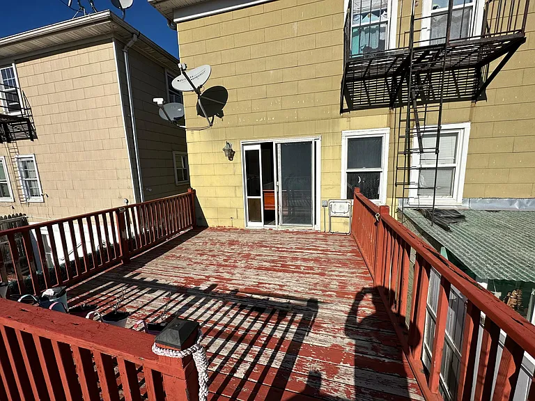 Searing Ave — Photo 13