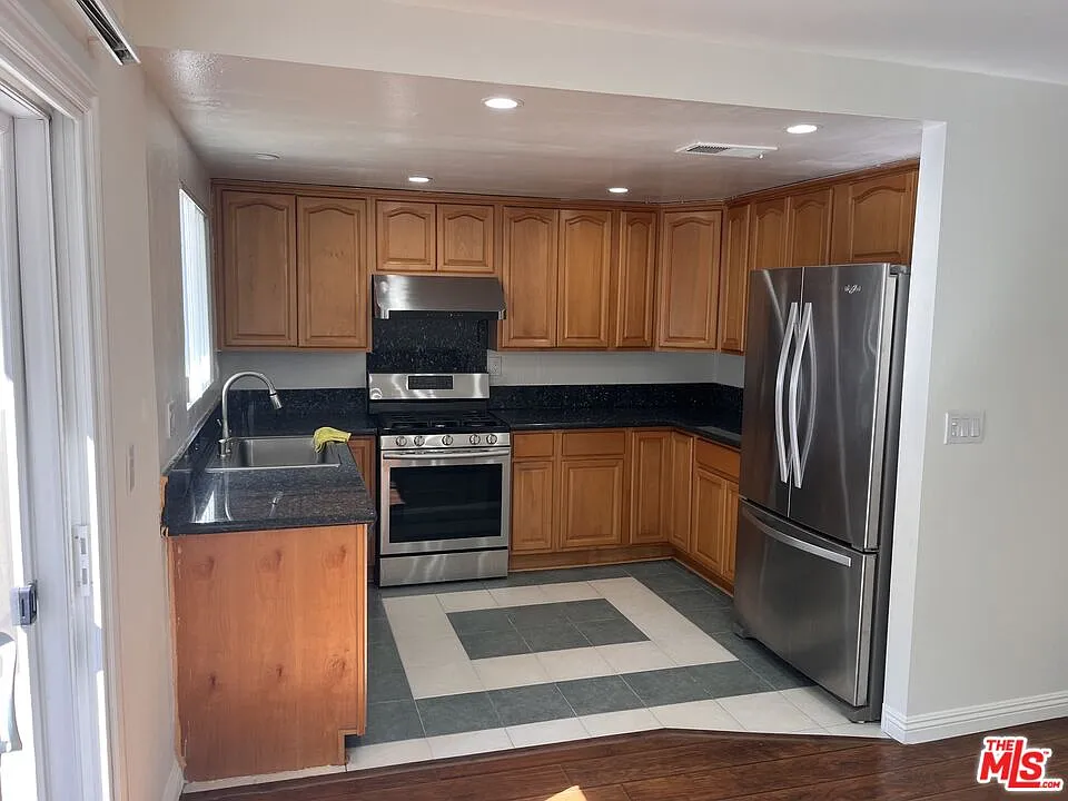 3 bed, 2.5 bath, 1442 sqft, $3,600 — Photo 4