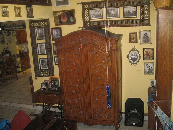 livingrm/vaulted ceiling