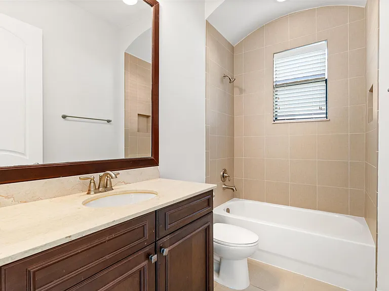 259 SE Calmo Cir — Photo 20