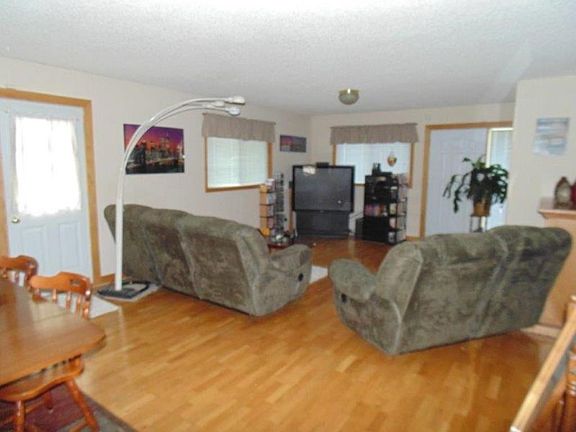 5th image of 830 10th Ave SE