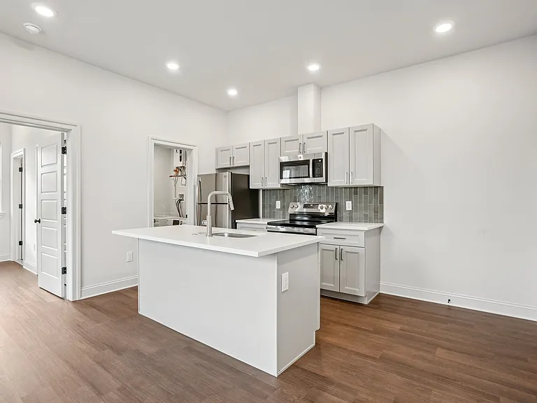 472 Roxborough Ave — Photo 27