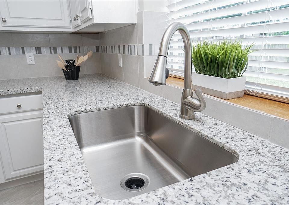 1st image of 823 Coral Tree Pl