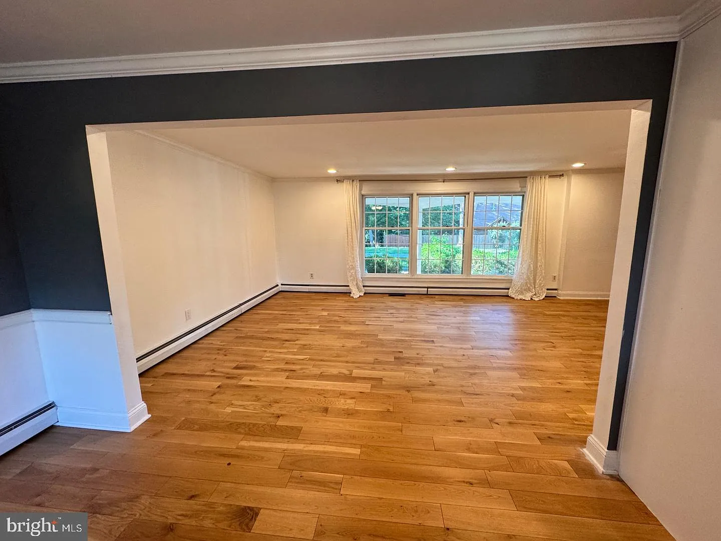 4 bed, 2.5 bath, 2086 sqft, $4,200 — Photo 4