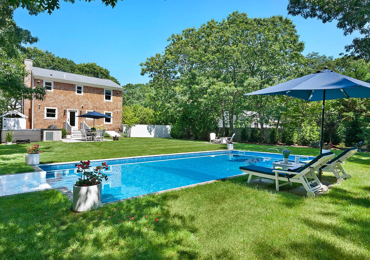 Charming East Hampton Home, Elegantly Furnished with Pool and Spa — Photo 1