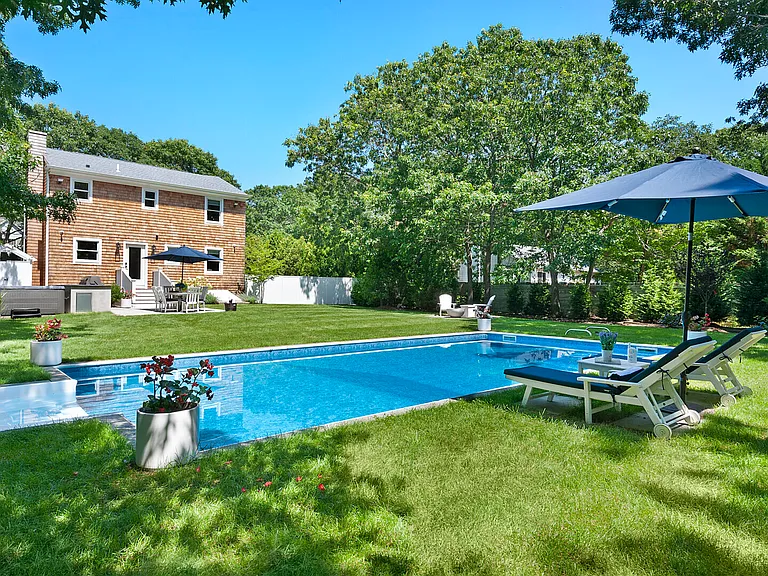 5 Amagansett Dr E — Photo 1