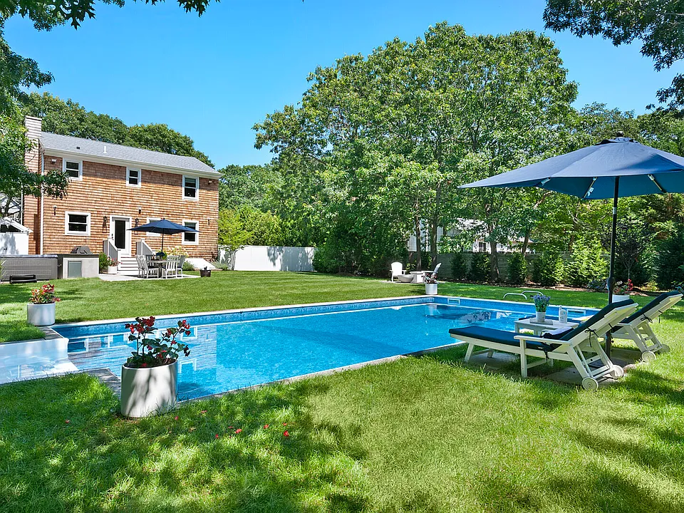 5 Amagansett Dr E