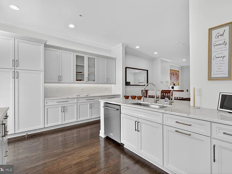 619 E Custis Ave — Photo 12