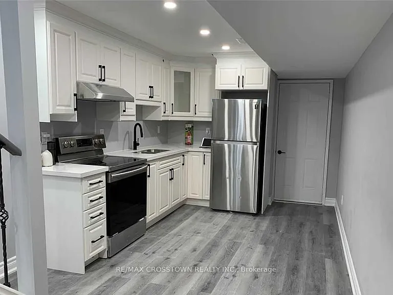155 Chelsea Cres #2 — Photo 2