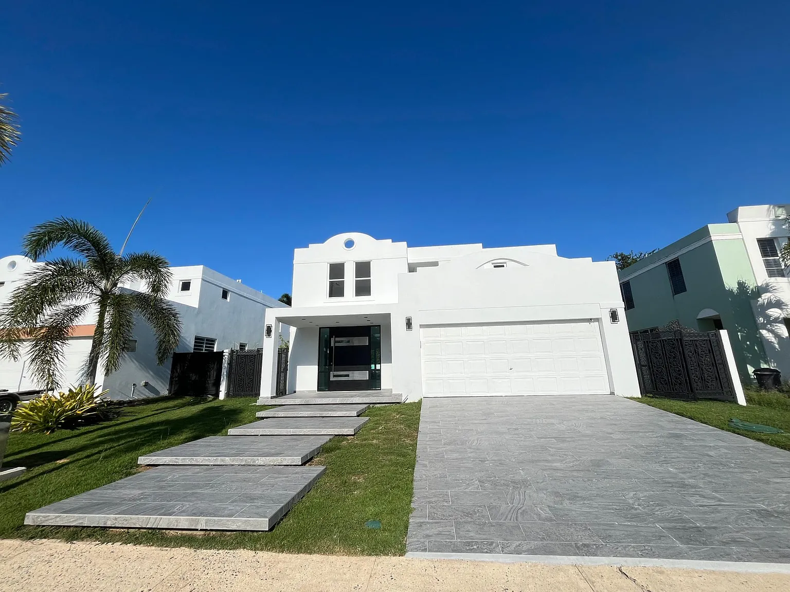4 bed, 2.5 bath, 2300 sqft, $4,200 — Photo 1