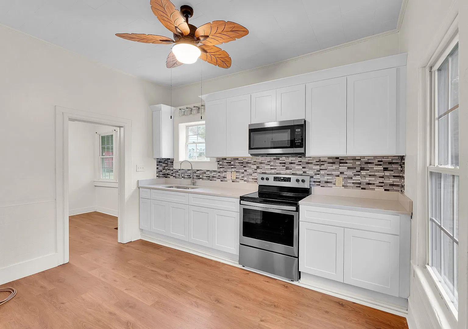 Charming 2-Bedroom Home in Arcadia with Updated Kitchen and Fenced Backyard! — Photo 2