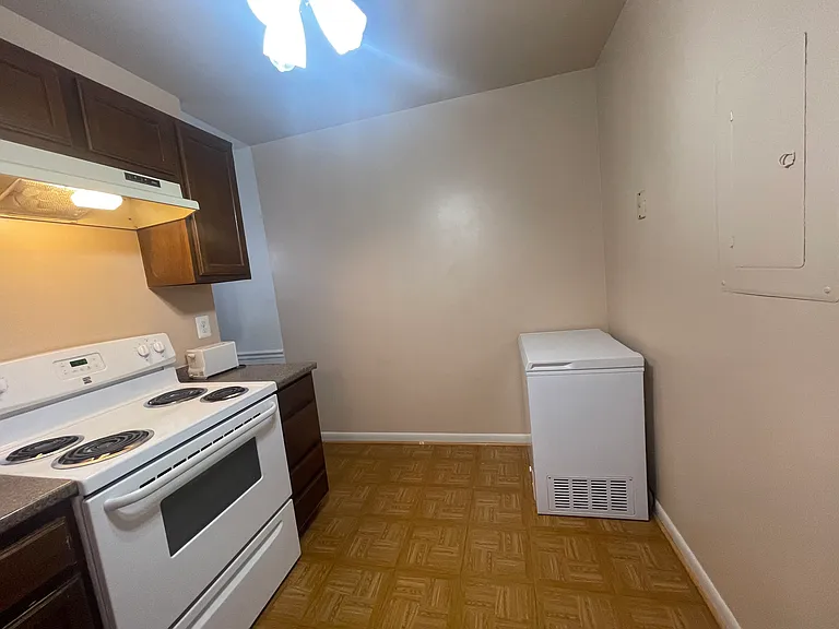 613 Center St — Photo 50