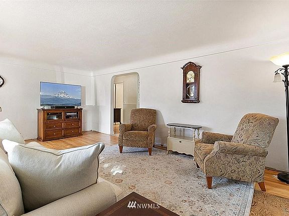 5th image of 734 H St NE