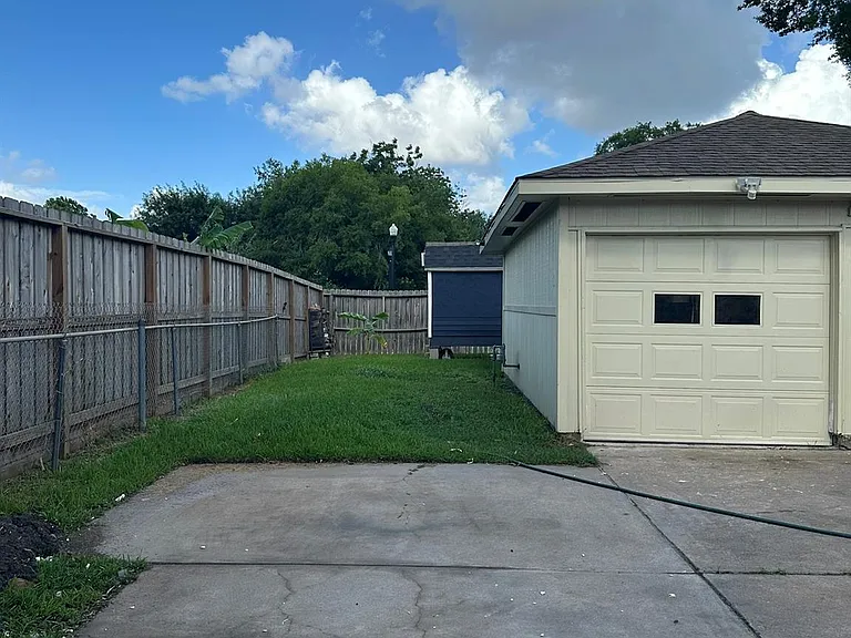 11702 Brighton Ln — Photo 15