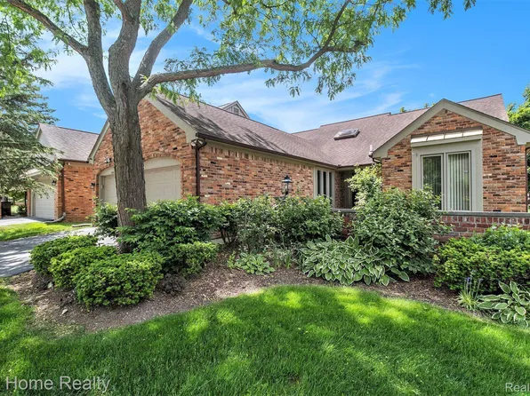 30515 Ramblewood Club Dr, Farmington, MI 48331