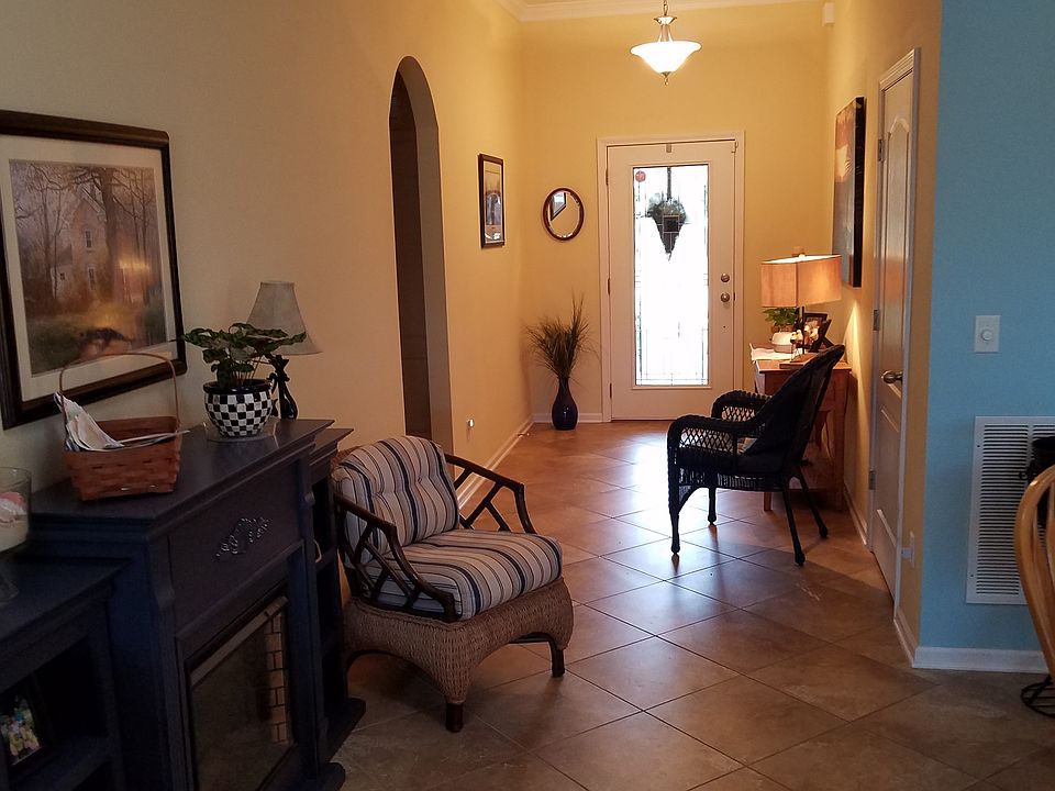 1st image of 28 Arrowhead Dr