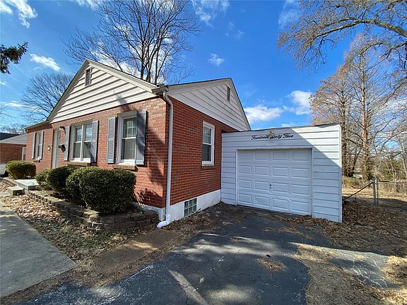 2nd image of 1465 E Duchesne Dr