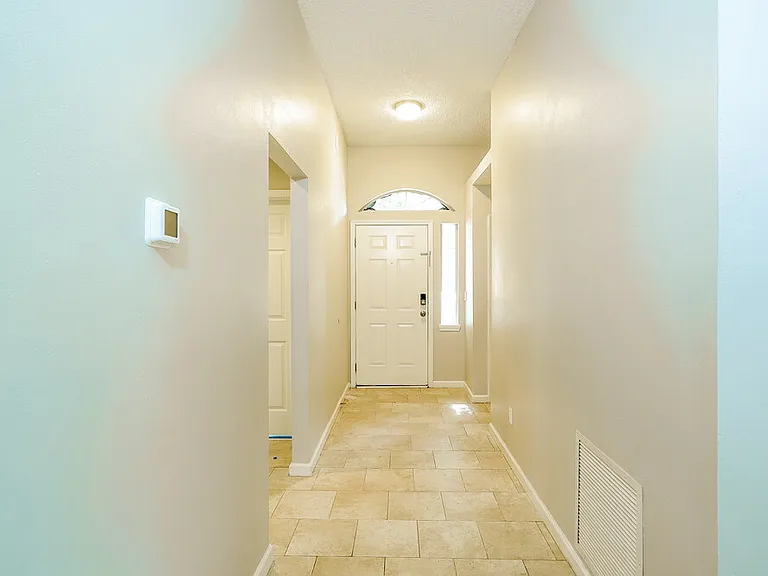 1126 E Brookwood Bluff Rd — Photo 3