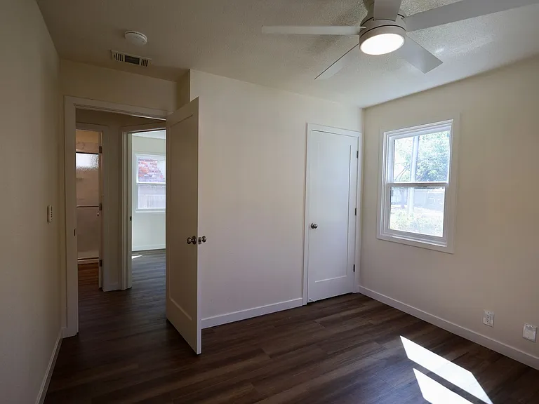 409 Russell St — Photo 8