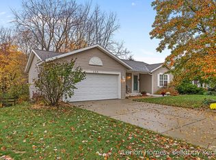 466 Shaw Estates Dr NE, Rockford, MI 49341
