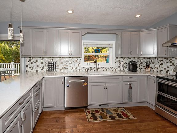 5th image of 24150 Morton St