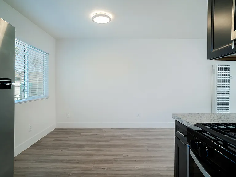 Winnetka Gardens Apartments — Photo 11