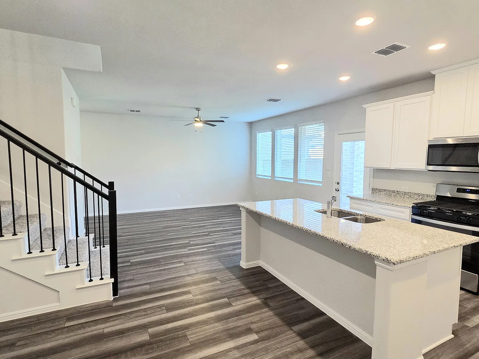 4 bed, 1991 sqft, $2,400 — Photo 3