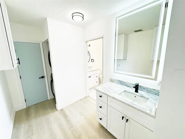 101 S Corona Ave — Photo 16
