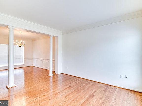 3rd image of 10182 Breezeway Dr