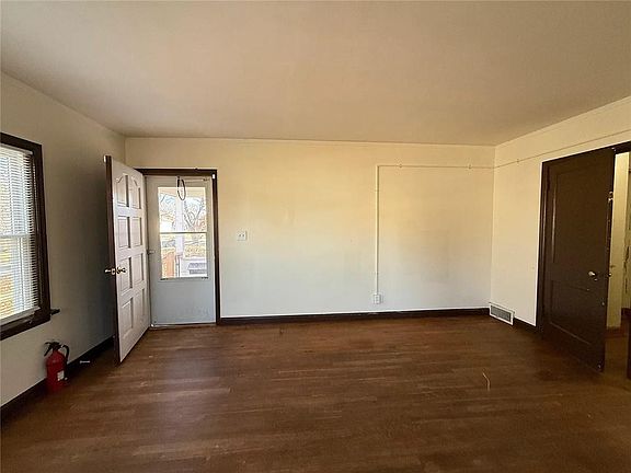 3rd image of 231 W 4th St