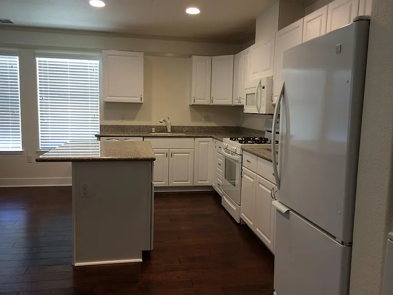 1319 G St #FURNISHED — Photo 15