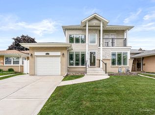 8820 N Elmore St, Niles, IL 60714