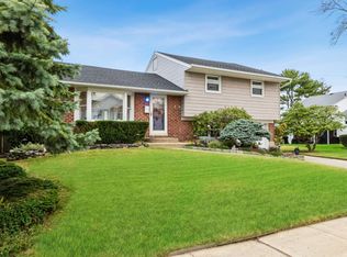 12 Switzerland Rd, Hicksville, NY 11801