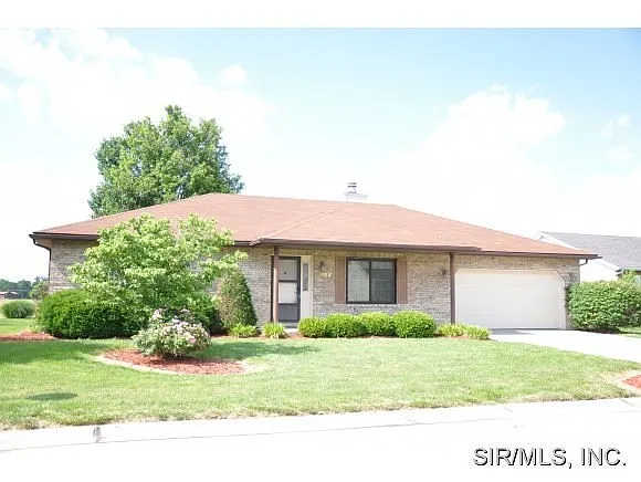 405 Erin Dr photo 1