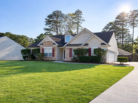3rd image of 624 Mayfern Cir